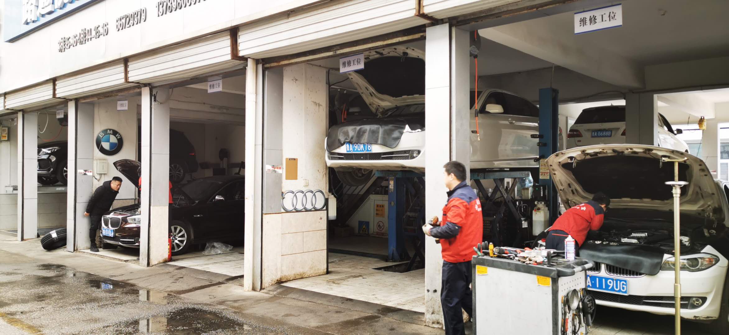 給汽車加油時(shí)不要讓機(jī)油溢出來！