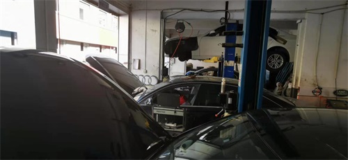 手動擋汽車打火時到底要不要踩離合？